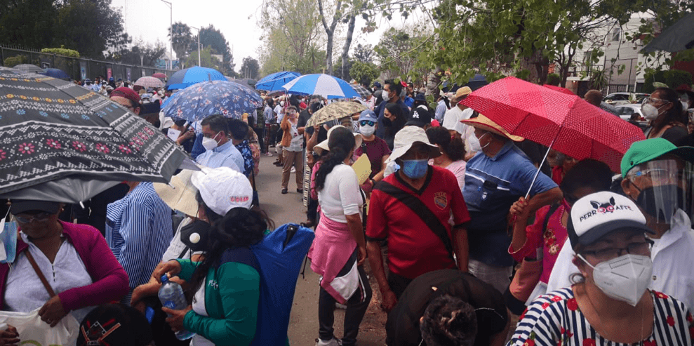 CAOS TOTAL DURANTE VACUNACIÓN DE ABUELITOS EN PUEBLA