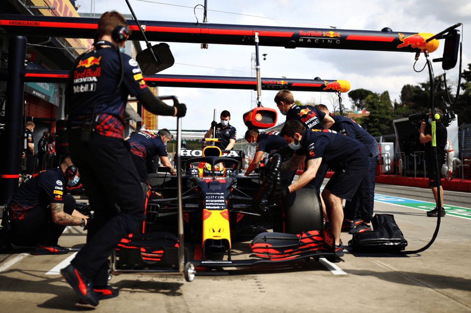 Checo vuelve a tener fallas en el coche: así fue su incidente con Esteban Ocon
