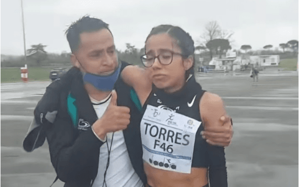 En su primer maratón llegó a la meta con lágrimas y con marca olímpica