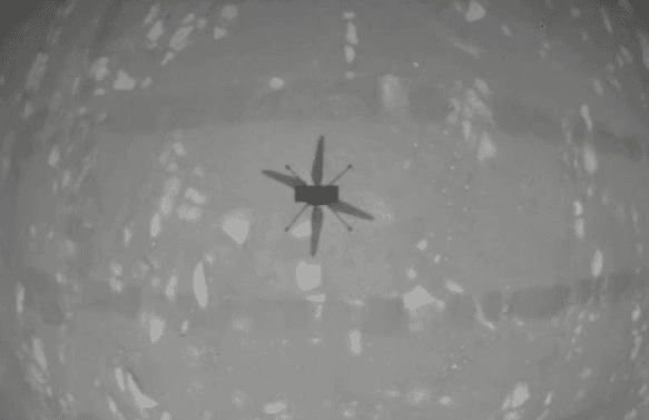 Helicóptero de la NASA vuela sobre Marte, es el primer vuelo controlado en otro planeta