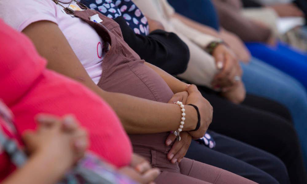 Vacunas Pfizer y Moderna son seguras para mujeres embarazadas, según estudio realizado en 35 mil gestantes