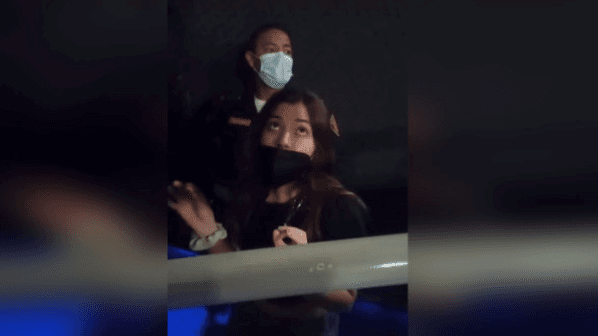 Lady Cinépolis ataca y amenaza a trabajador por pedirle bajar los pies de la butaca delantera