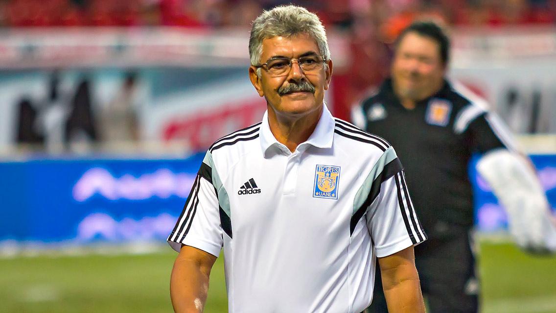 Tuca Ferretti se vacuna y es ovacionado por la afición de Tigres.