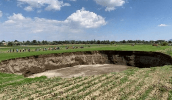 Aparece socavón de 100 metros de diámetro en Puebla