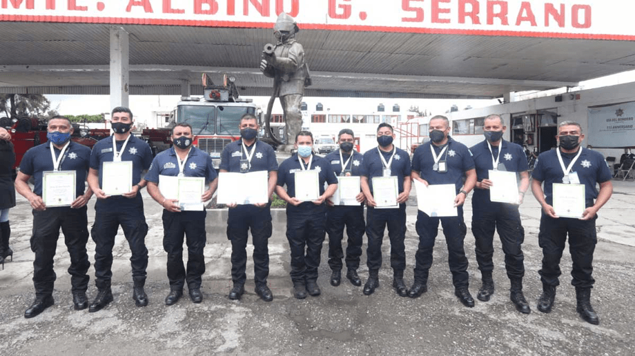 Equipo de Policías Bomberos en Puebla reciben medalla por rescatar a los perritos del Socavón