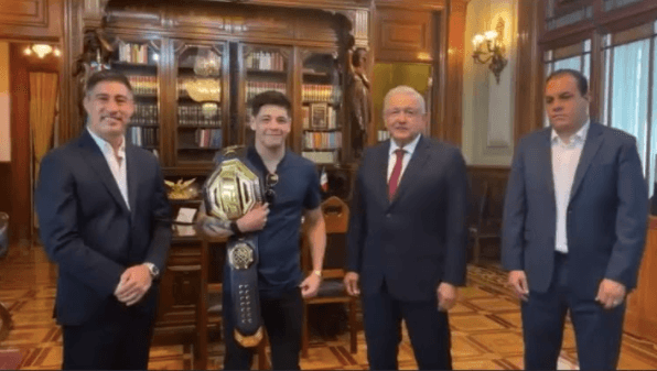 AMLO recibió a Brandon Moreno en Palacio Nacional