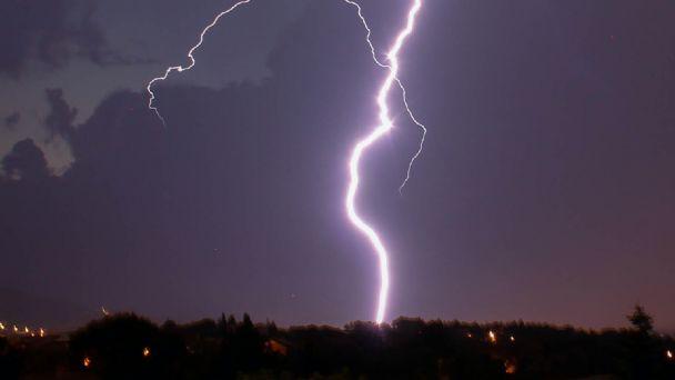 ¡Qué miedo! Un rayo destruyó el piso de la plaza comercial La Cúspide, en Naucalpan