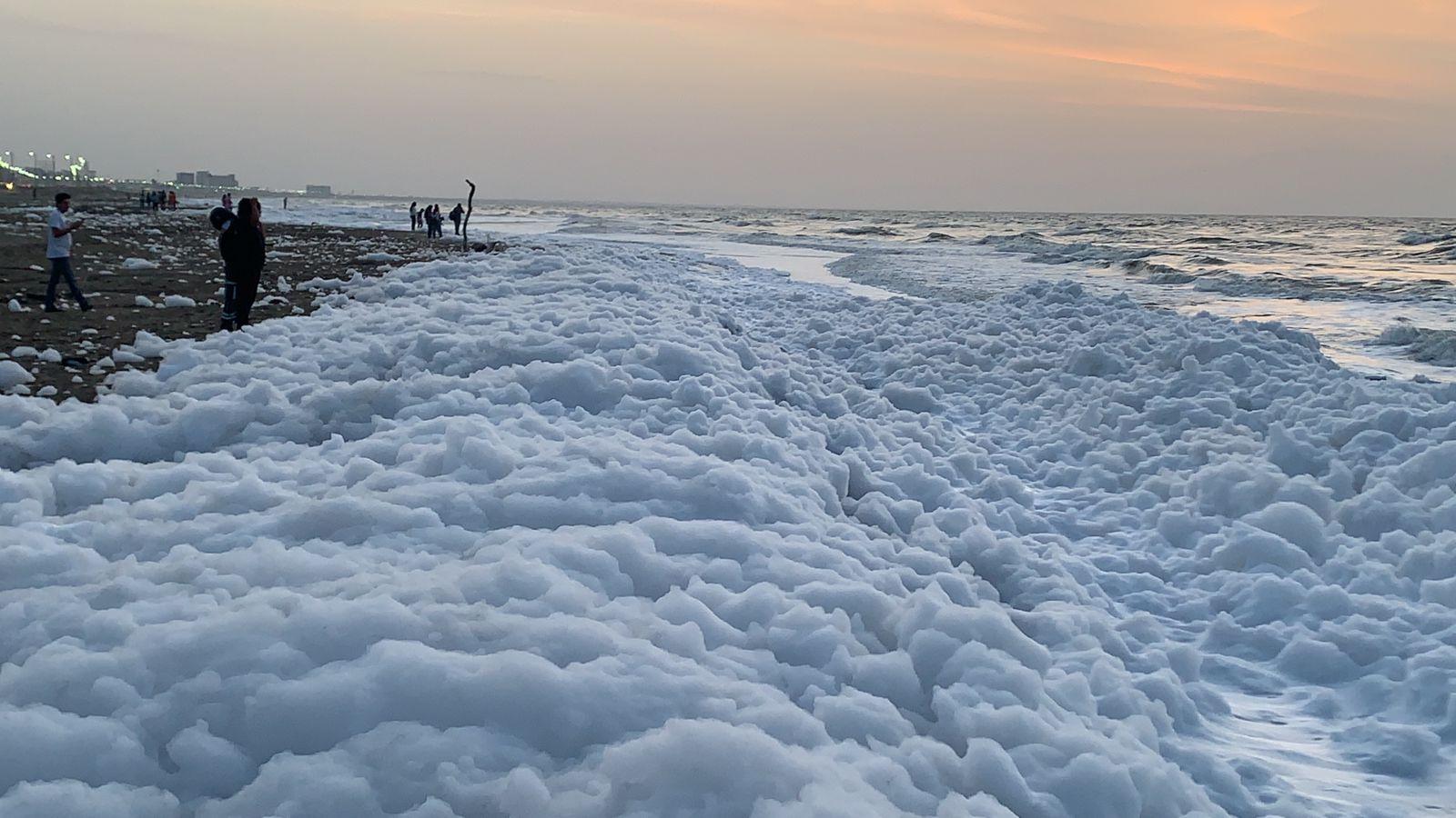 FOTOGALERÍA: la rara aparición de espuma en el mar de Coatzacoalcos.