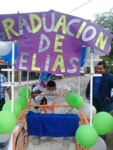 VIRAL: Papá adorna triciclo para celebrar la graduación de su hijo