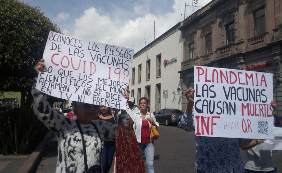 “Las vacunas causan la muerte” antivacunas protestaron en Querétaro por el uso de cubrebocas y la vacuna contra el Covid-19