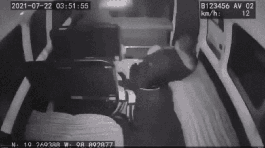 Justicia Divina: Chofer de combi acelera para impedir asalto, los delincuentes salieron volando