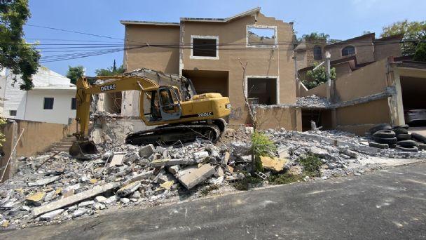 Derrumban la casa donde hace 15 años Diego Santoy asesinó a los hermanitos de su novia en Monterrey