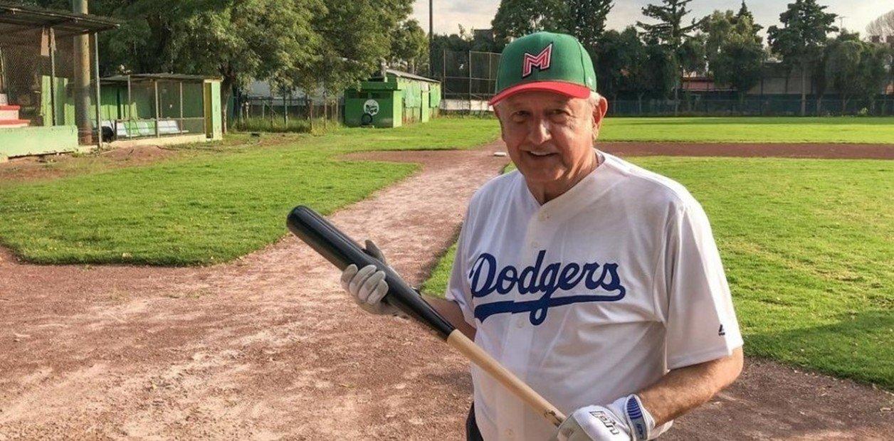 AMLO sufre desgarre jugando beisbol