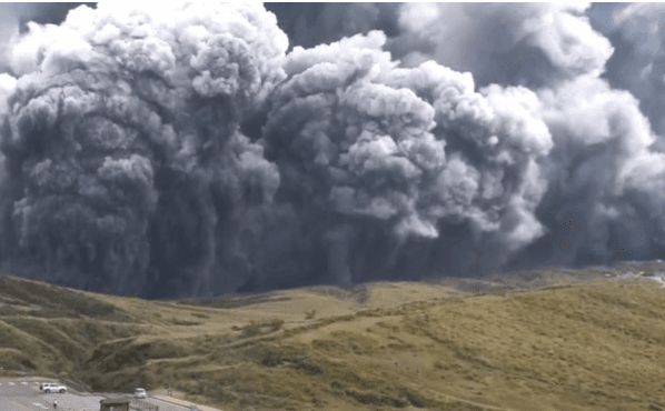 Video: impresionante erupción volcánica en Japón