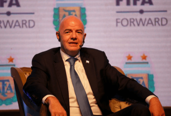 Gianni Infantino califica al grito homofóbico como costumbre idiota