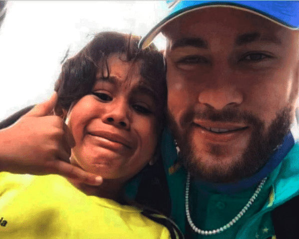 Neymar Jr. le hizo la tarde a un pequeño aficionado en Colombia