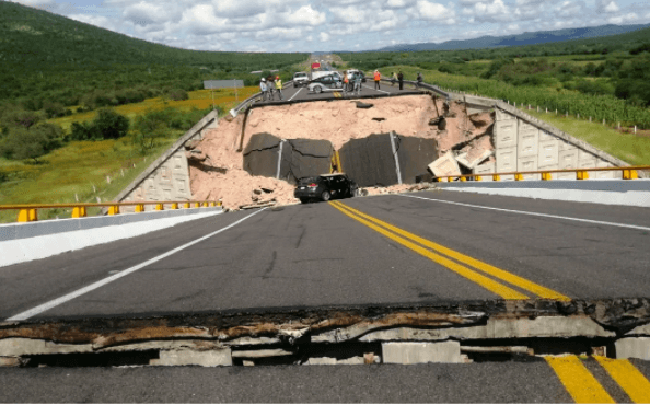 Colapsó puente vehicular en San Luis Potosí