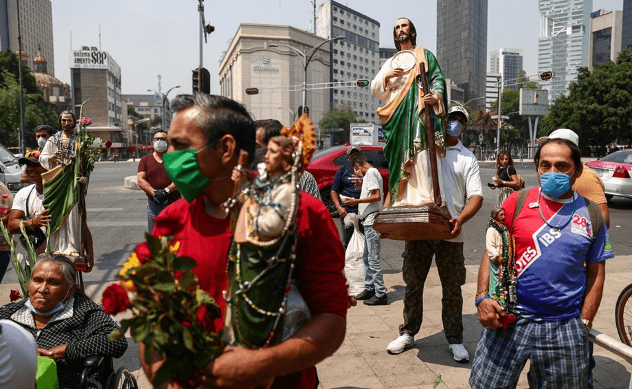 Cientos de feligreses abarrotan la Iglesia de San Hipólito para cantar “Las Mañanitas” a San Judas Tadeo
