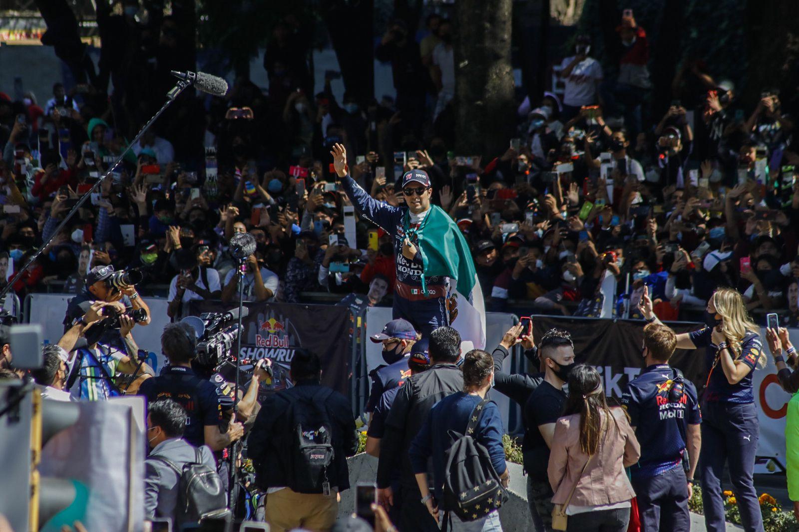 Checo Pérez llenó de adrenalina Paseo de la Reforma
