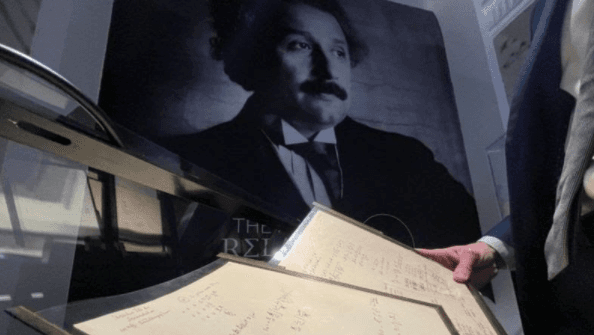 Subastan manuscrito de Albert Einstein en 13 millones de dólares