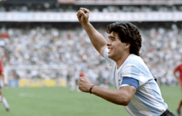 Subastan playera de Maradona de 1982