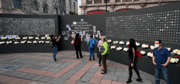 En el Zócalo montan Ofrenda Memorial a las víctimas del Covid 19