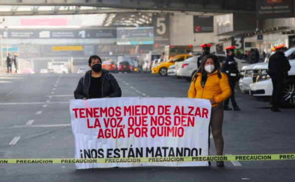 Familiares de niños con cáncer bloquean AICM para exigir abastecimiento de medicamentos