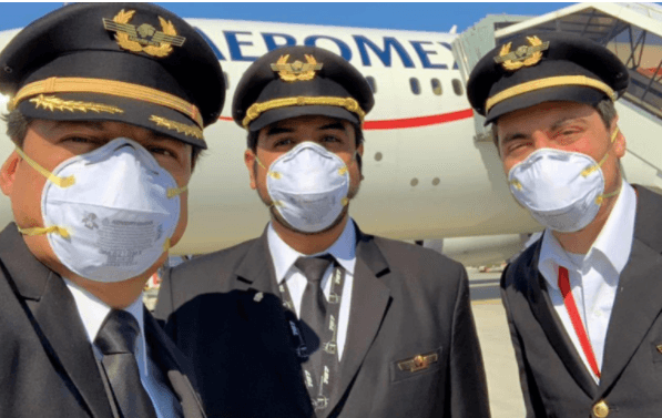 Piloto de avión le canta a pasajeros para arrullarlos