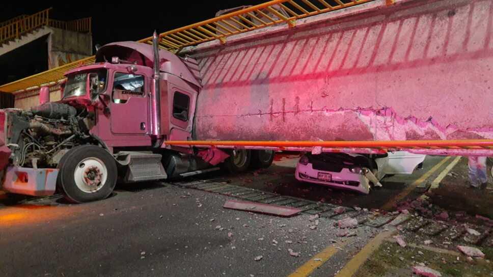 Cae puente peatonal en Texcoco