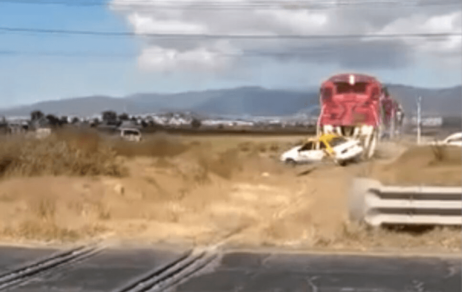 Cámaras captan un tren embistiendo a un taxi en Mineral de la Reforma: El taxista intentó ganarle el paso