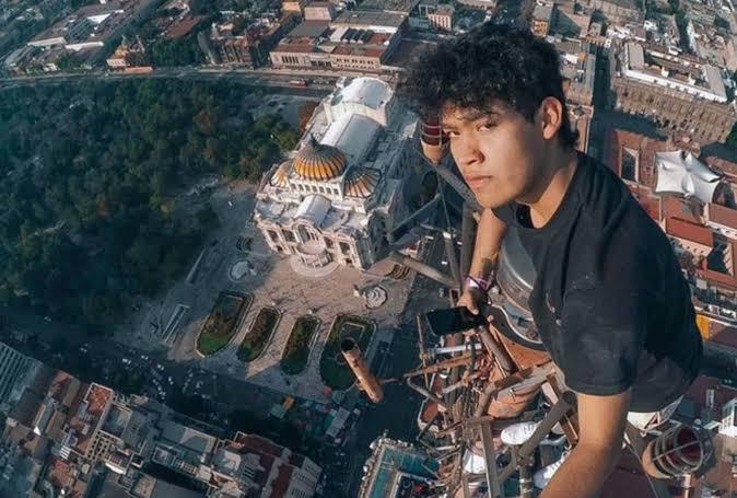 Youtuber escala la antena de la Torre Latinoamericana y se hace viral