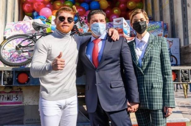 Saúl &#8220;Canelo&#8221; Álvarez regala juguetes a niños el DIF de Nuevo León.