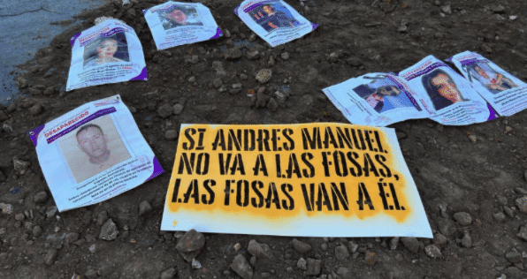 Plantan fosas simbólicas a las afueras de Palacio Nacional