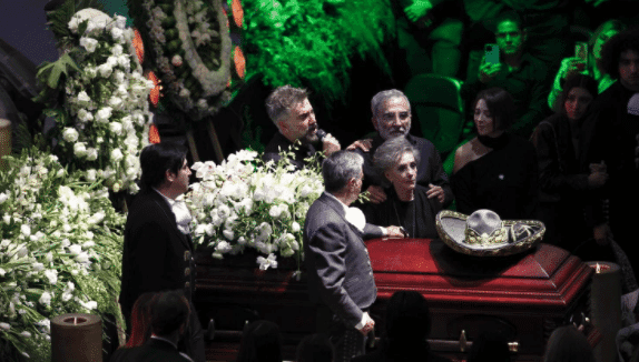 Finaliza homenaje a Vicente Fernández y es enterrado en su rancho