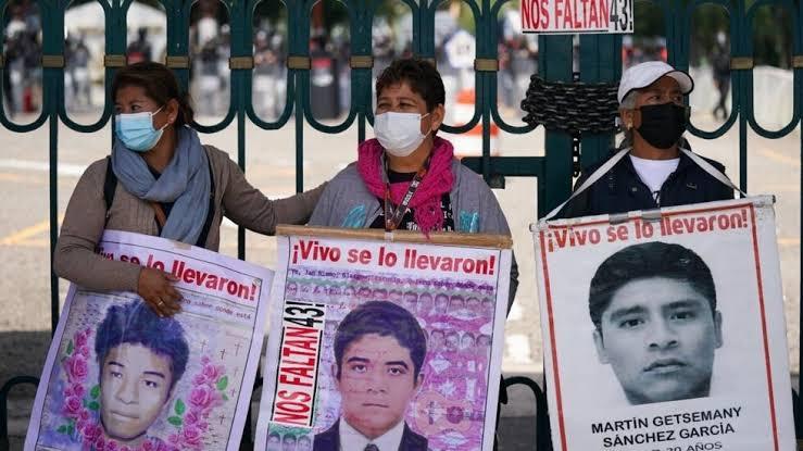Familiares de los 43 estudiantes de Ayotzinapa piden reunión con AMLO