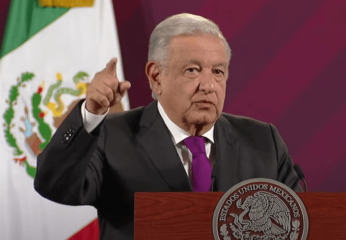 AMLO afirma que volvería a exponer el número personal de un periodista 