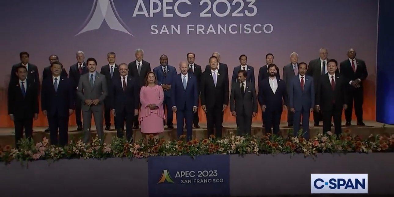 AMLO en la APEC 2023 se tomó la foto con Dina Boluarte 