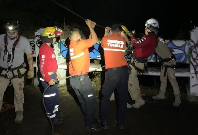 Rescatan a personas atrapadas en la crecida de un río en Jalisco