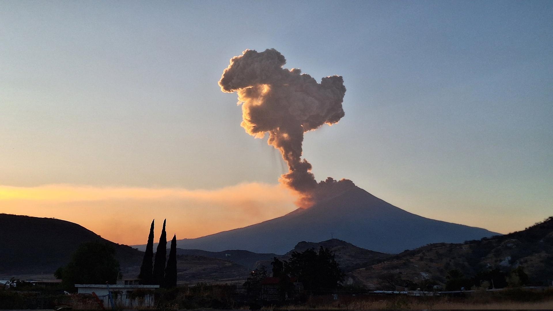 Sorprende exhalación de 2,000 metros de altura del Popocatépetl