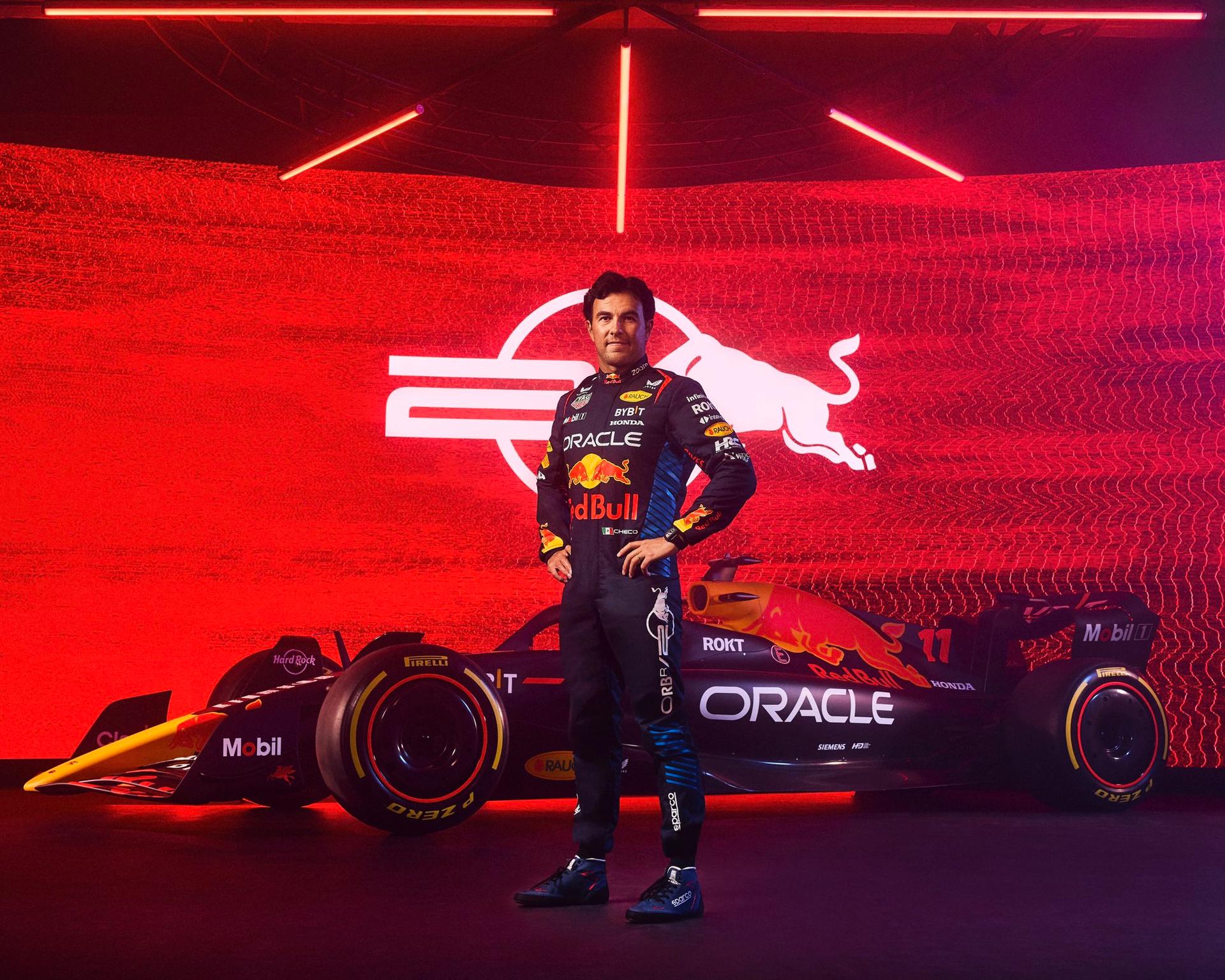 Checo Pérez presenta espectacular monoplaza RB20