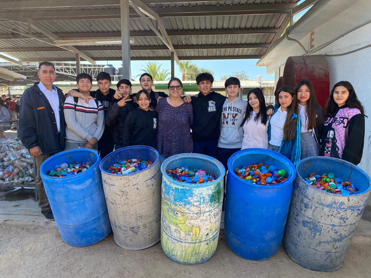 Donan estudiantes tapas de plástico en beneficio a niños y jóvenes con cáncer en Puerto Peñasco