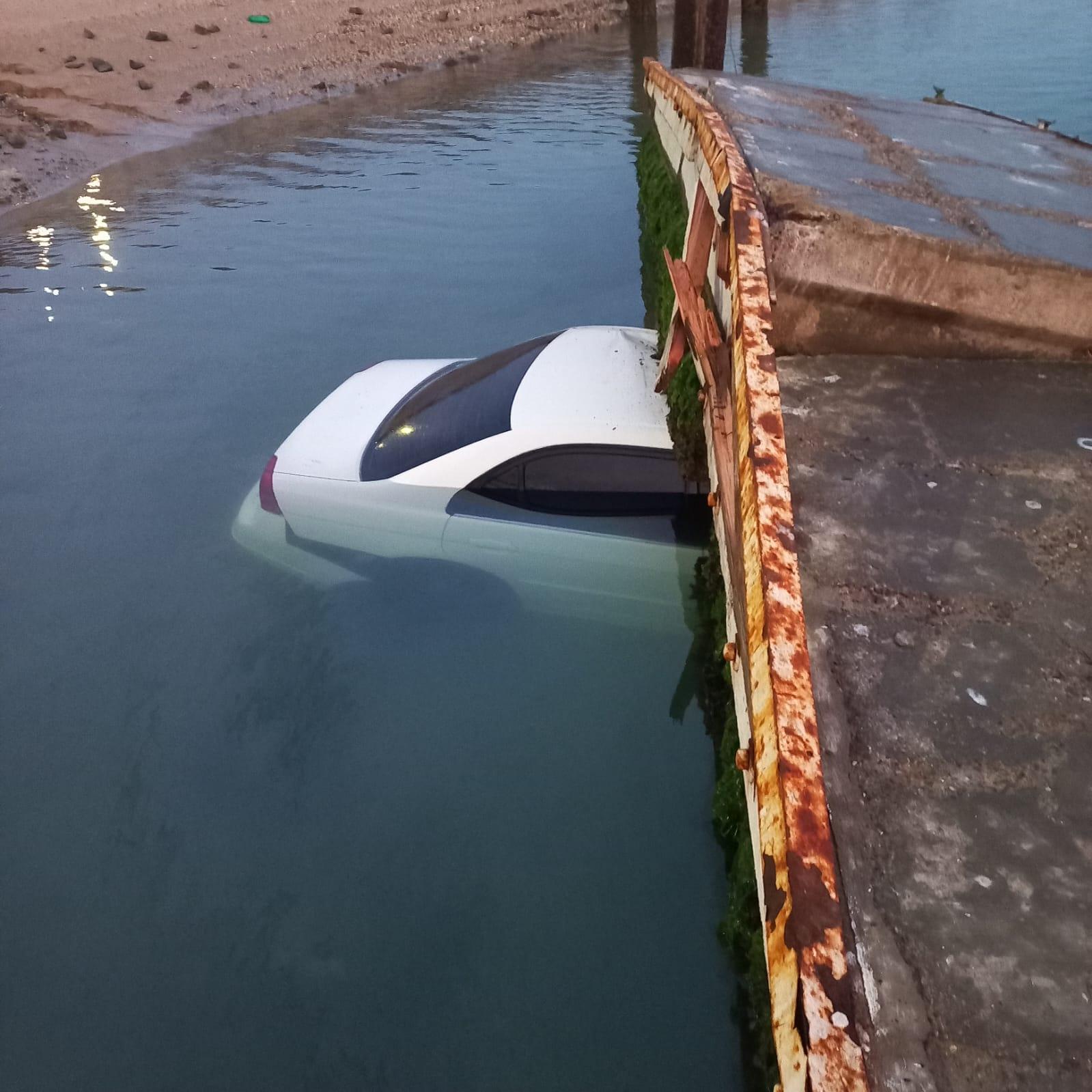 Cae vehículo al mar en Puerto Peñasco