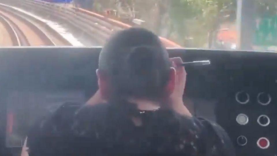 Conductora del metro se maquilla mientras avanza el convoy