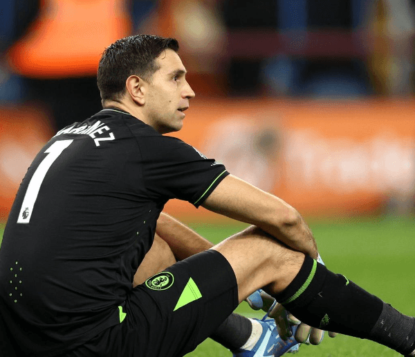 &#8220;El Dibu&#8221; Martínez se convierte en el portero con más autogoles de la Premier League