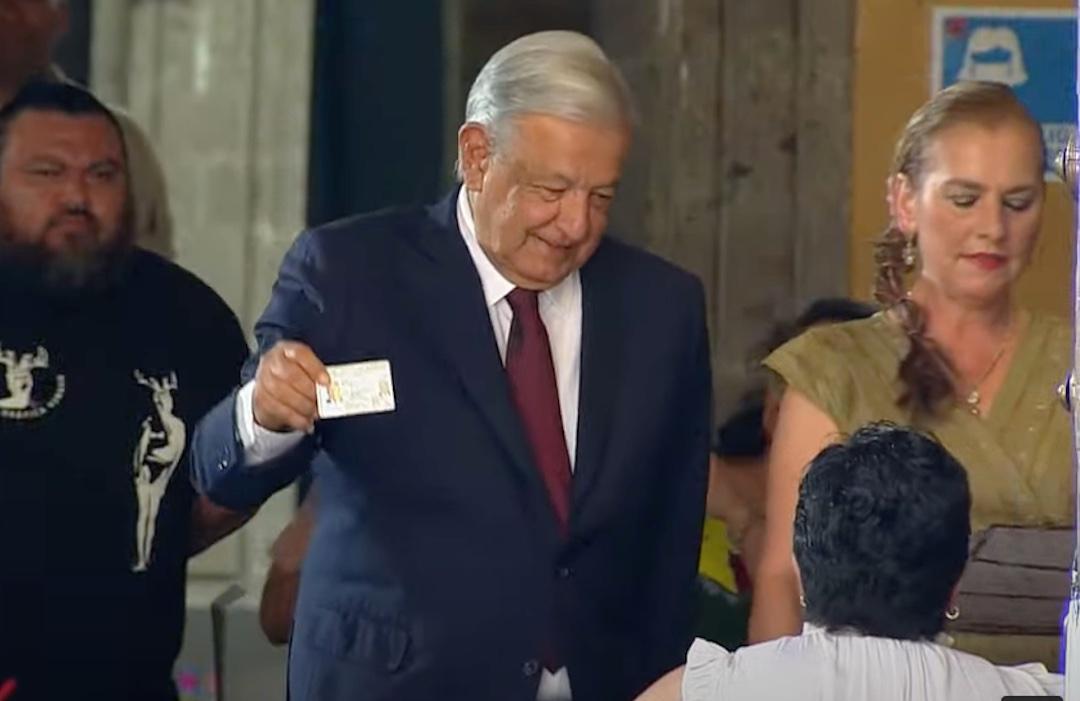 El presidente López Obrador acude a la casilla para votar