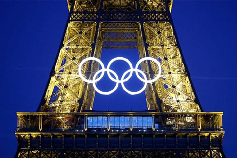 Colocan anillos olímpicos en la Torre Eiffel de París 
