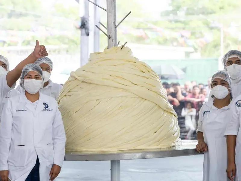 Oaxaca tiene el Récord Guinness por el quesillo más grande del mundo 