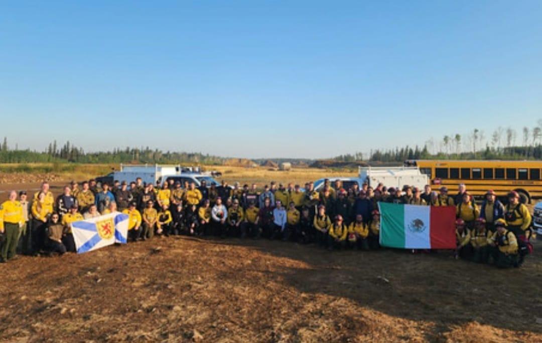 Vuelven a Jalisco bomberas y bomberos forestales que apoyaron en Alberta, Canadá