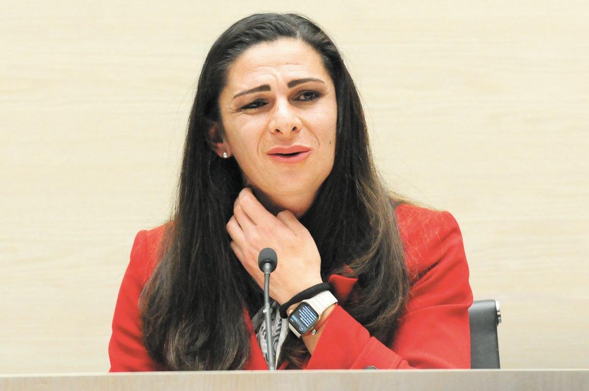 Ana Gabriel Guevara evade el tema del financiamiento de su viaje a París