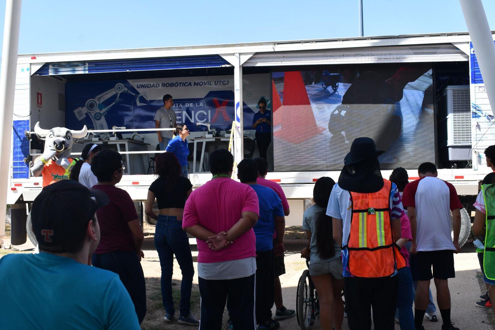 Participan niños y jóvenes con discapacidad en actividades de robótica en la frontera